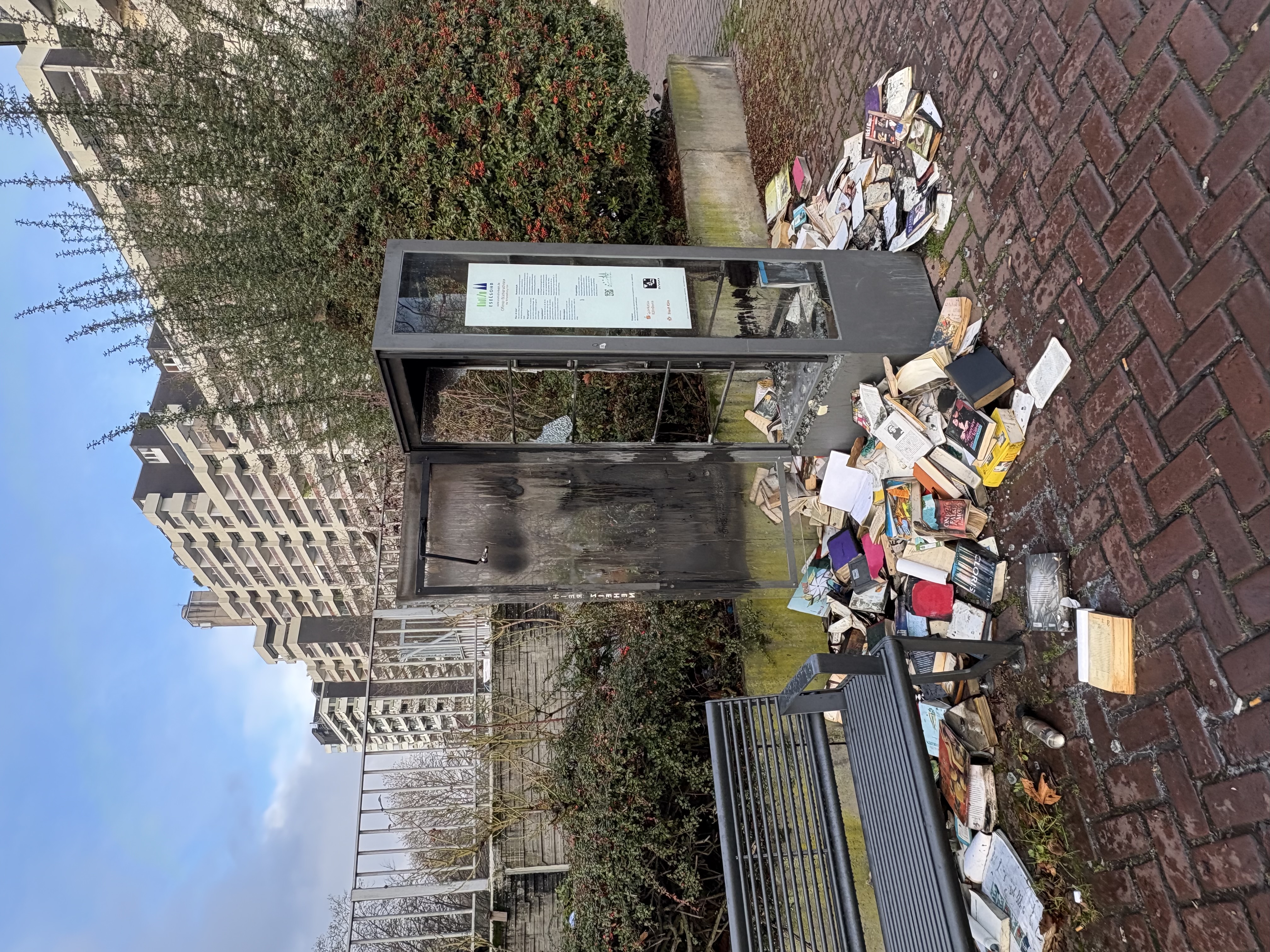 Zerstörter Bücherschrank